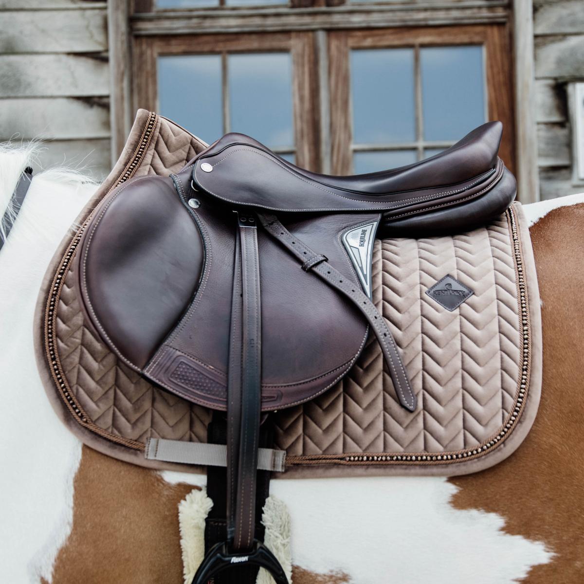 Bonnet Velvet équitation Bonnet Anti-mouche Wellington Velvet - Protection Cheval - Détails Velours - Tissu Extensible Kentucky Rouge Bonnet Velvet équitation Bonnet Anti-mouche Wellington Velvet - Protection Cheval - Détails Velours - Tissu Extensible Kentucky Rouge