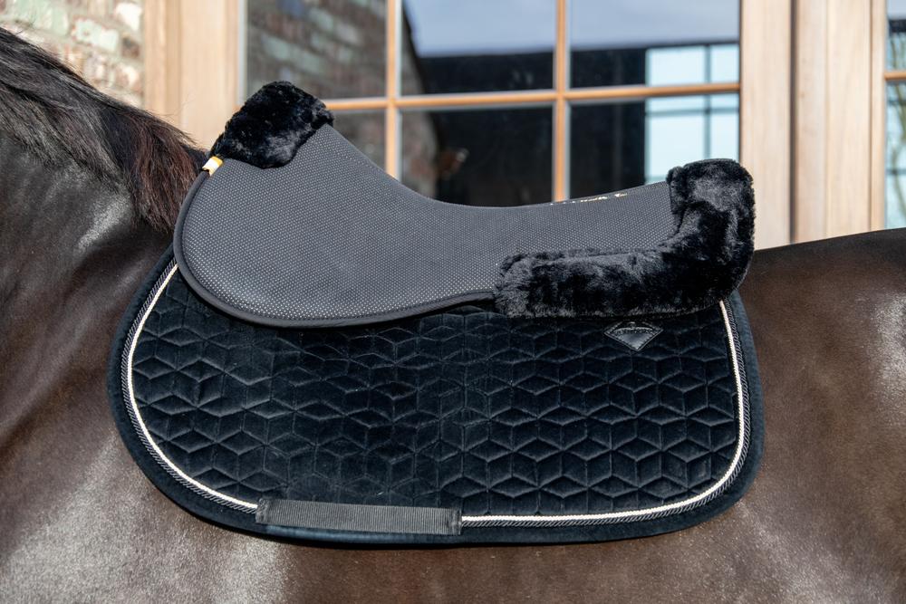 Saddle Pad with Sheepskin 55 cm Black / Black Sheepskin